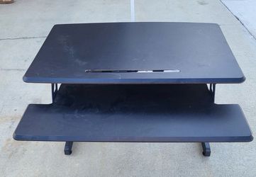 Height adjustable standing desk