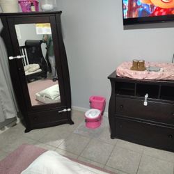 Nursery Furniture w/ Convertible Crib