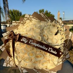 White Roses Brown Bouquet/Ramo Buchon De Rosas