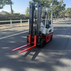 For sale Nissan forklift 2010$7500
