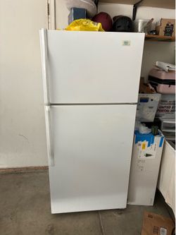 Roper by whirlpool fridge 5’7 ft