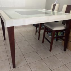 Juego De Comedor  Savona Ivory De 7 Piezas Con Sillas De Respaldo Abierto.