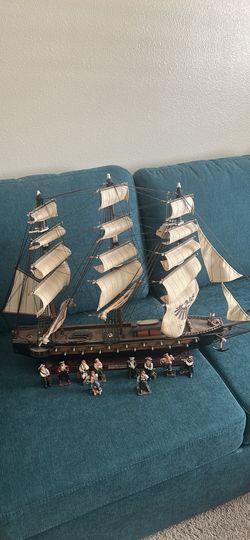 Fragata Española Año 1780 Model Ship with Pirate Figurines