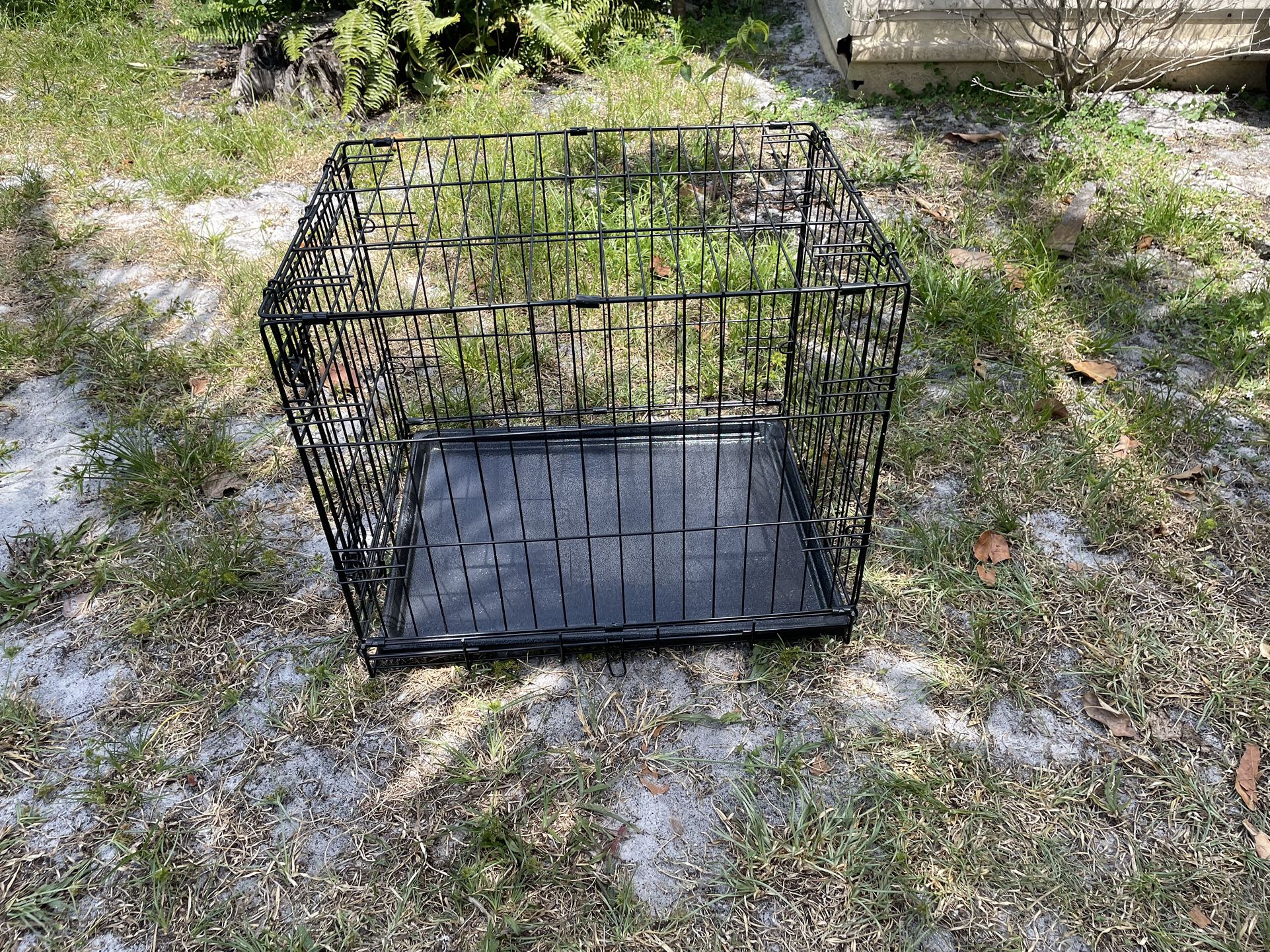 Dog Crate 24”W X 17”1/2D X 20”H In Good Condition $40