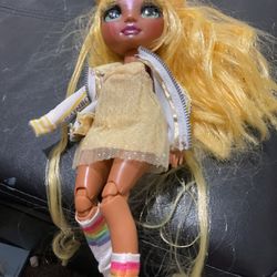 Rainbow high doll missing one hand