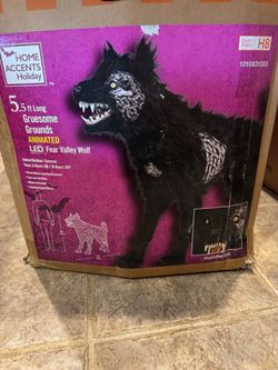 New Gruesome Grounds 5.5Ft LED Fear Valley Wolf.
