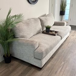 Couch (FREE Delivery!🚚)