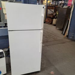 Apartment Size Refrigerator In Excellent Condition 