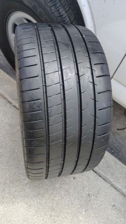 Tengo una llanta 90 % de vida Michelin Pilot super Sport 265/30/ZR/19 93y