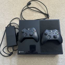 XBOX One w/ 2 Controllers