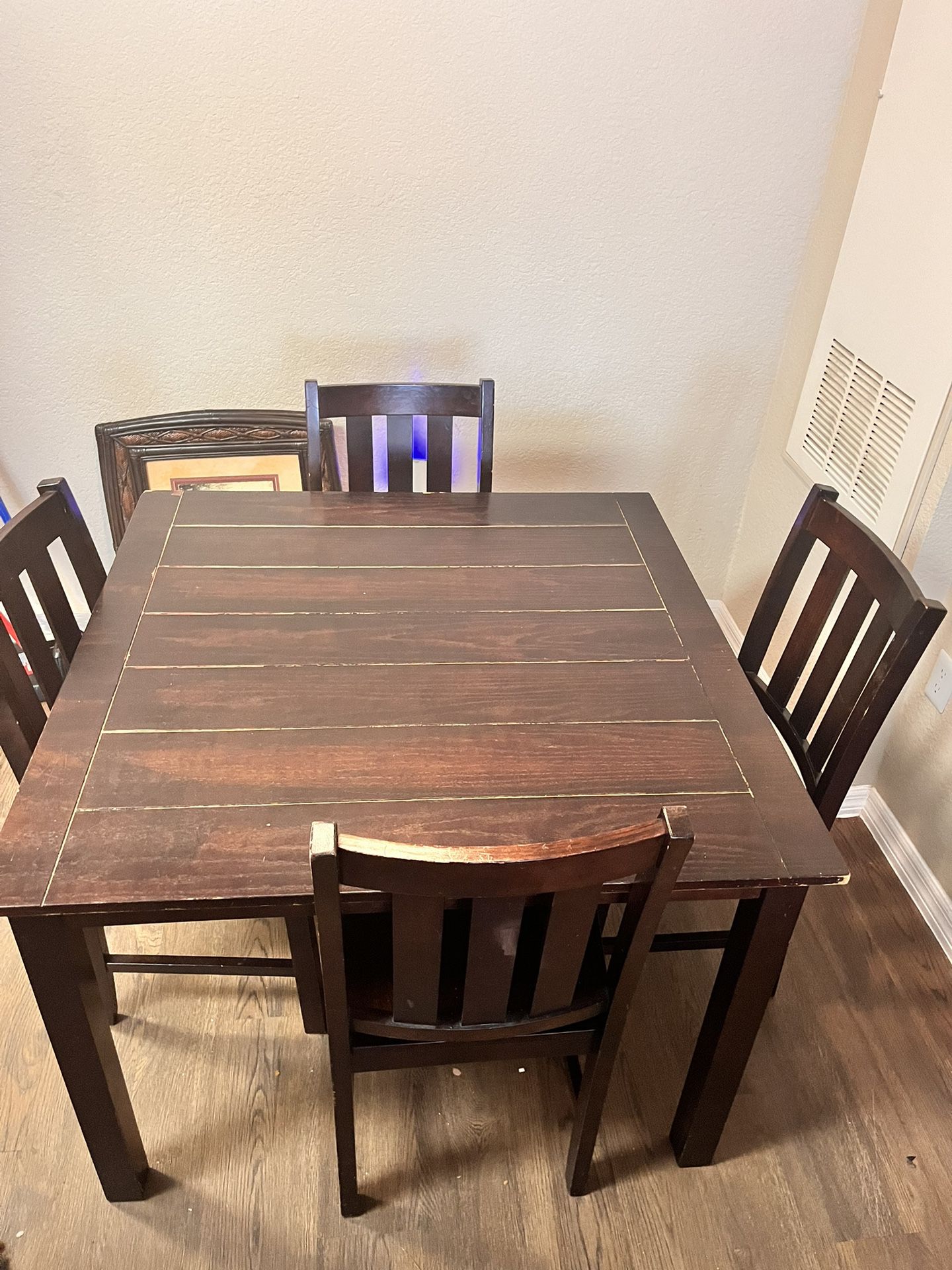 Wood Table (4 Chairs) Buy Today !! Move Out Sale !! 5/19