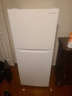 Insignia 10 top Frrezer Refrigerator