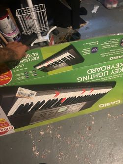 Keyboard new only used once  and sowing machine never been used