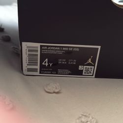 jordan AJ mid se 