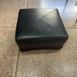 Ottoman With Wheels/ 1 Wheel Is Broken 