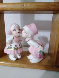 Collectible Napco Dutch Girl And Boy Kissing Figurines 