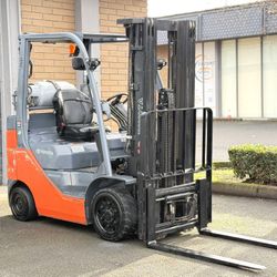 Forklift Toyota LPG 5,000 lb Capacity 