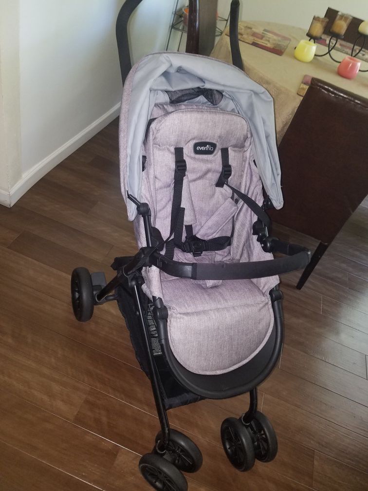 Evenflo stroller whit the car seat great conditions I has a detachable piece for your toddler ride on