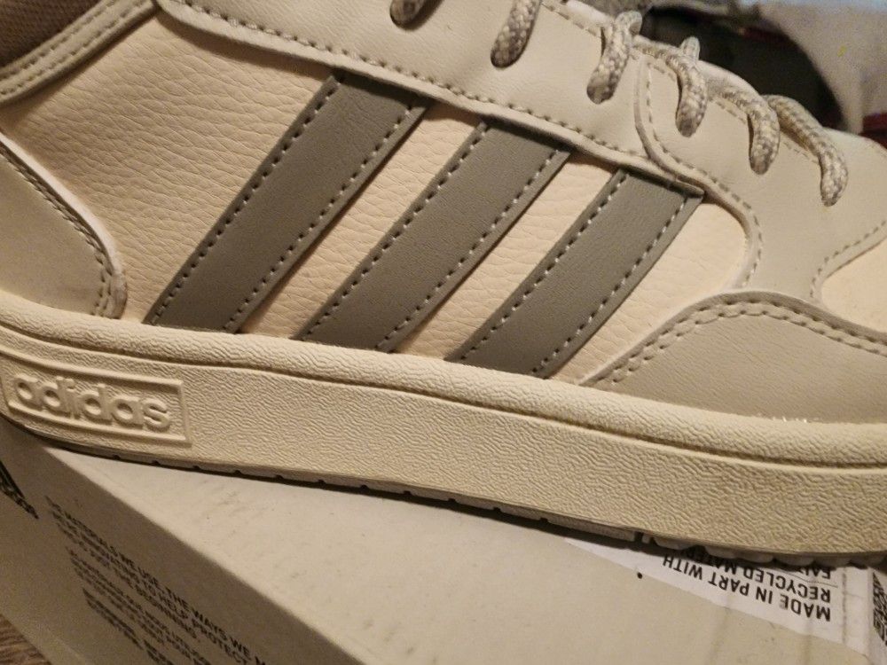 New Womens ADIDAS SIZE 8