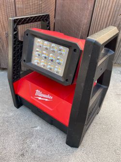 Milwaukee M18 18-Volt Lithium-Ion Cordless 3000 Lumens ROVER LED AC/DC Flood Light (Tool-Only)