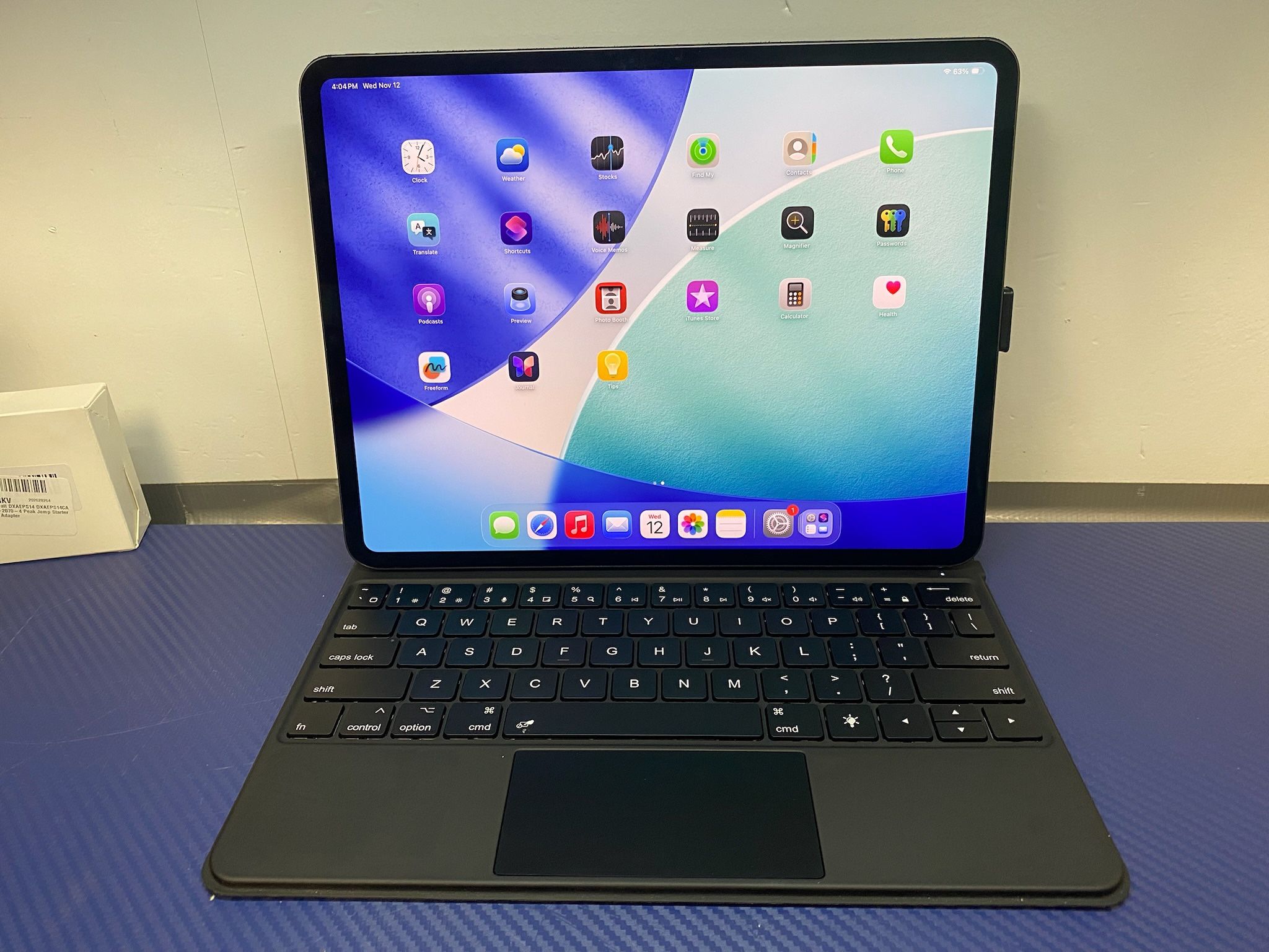 Apple iPad Pro M4 chip Built for Apple Intelligence Wi-Fi 256GB with OLED with Keyboard