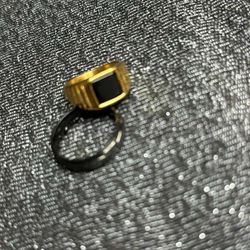 Ring gold and black