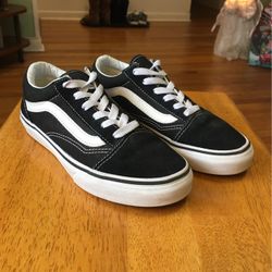 Very nice leather vans size 3.5 Y or will fit size 5 women’s