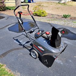 Briggs And Stratton 922EXD Snow Thrower