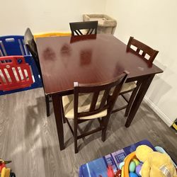 Good Condition Bar Style Dining Room Table Set With 4 Chairs 
