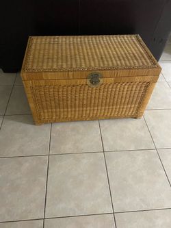 Wicker ratan trunk