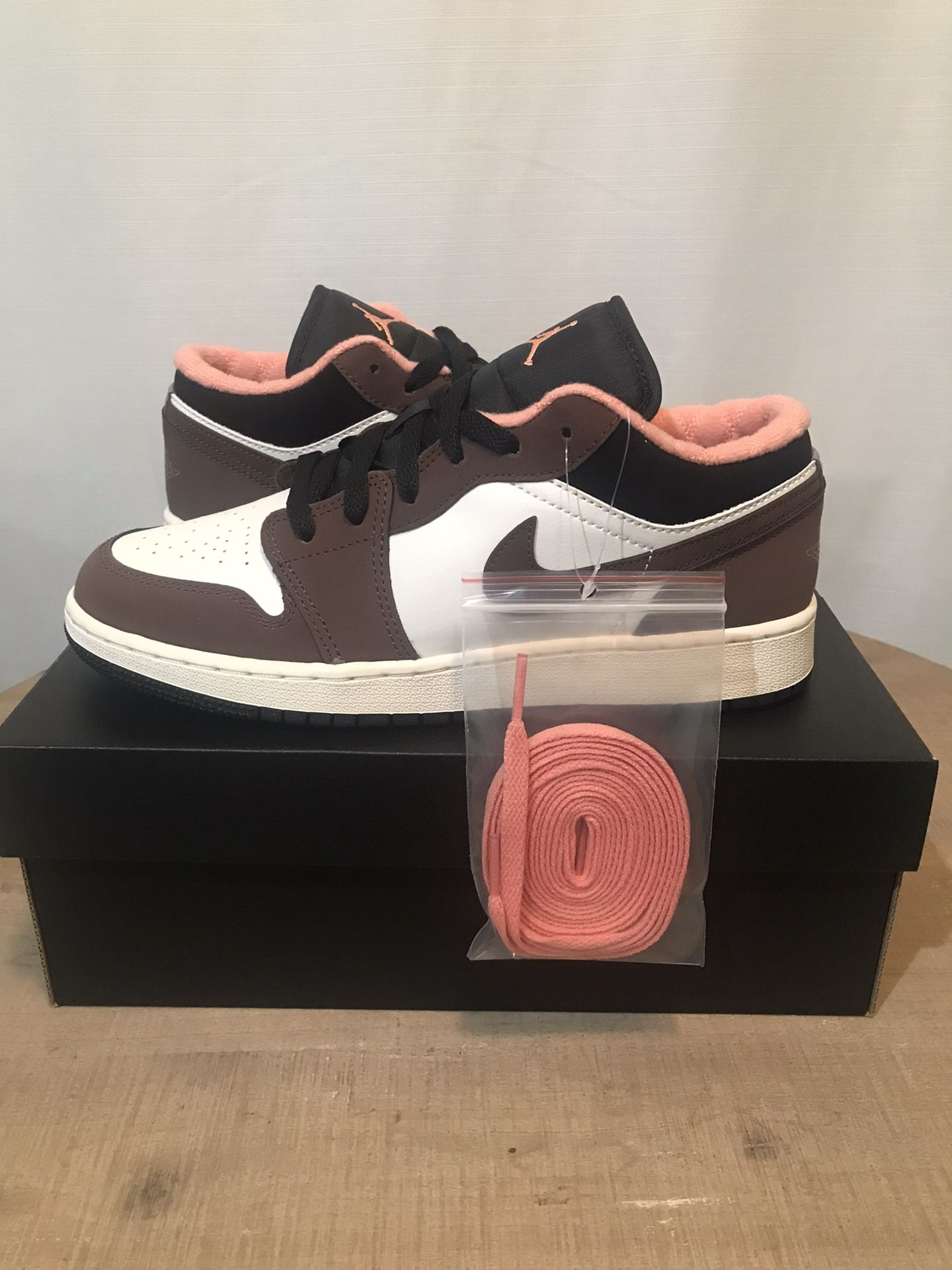 Nike Air Jordan 1 Low Mocha Light Chocolate Crimson Grade School Size 6.5Y