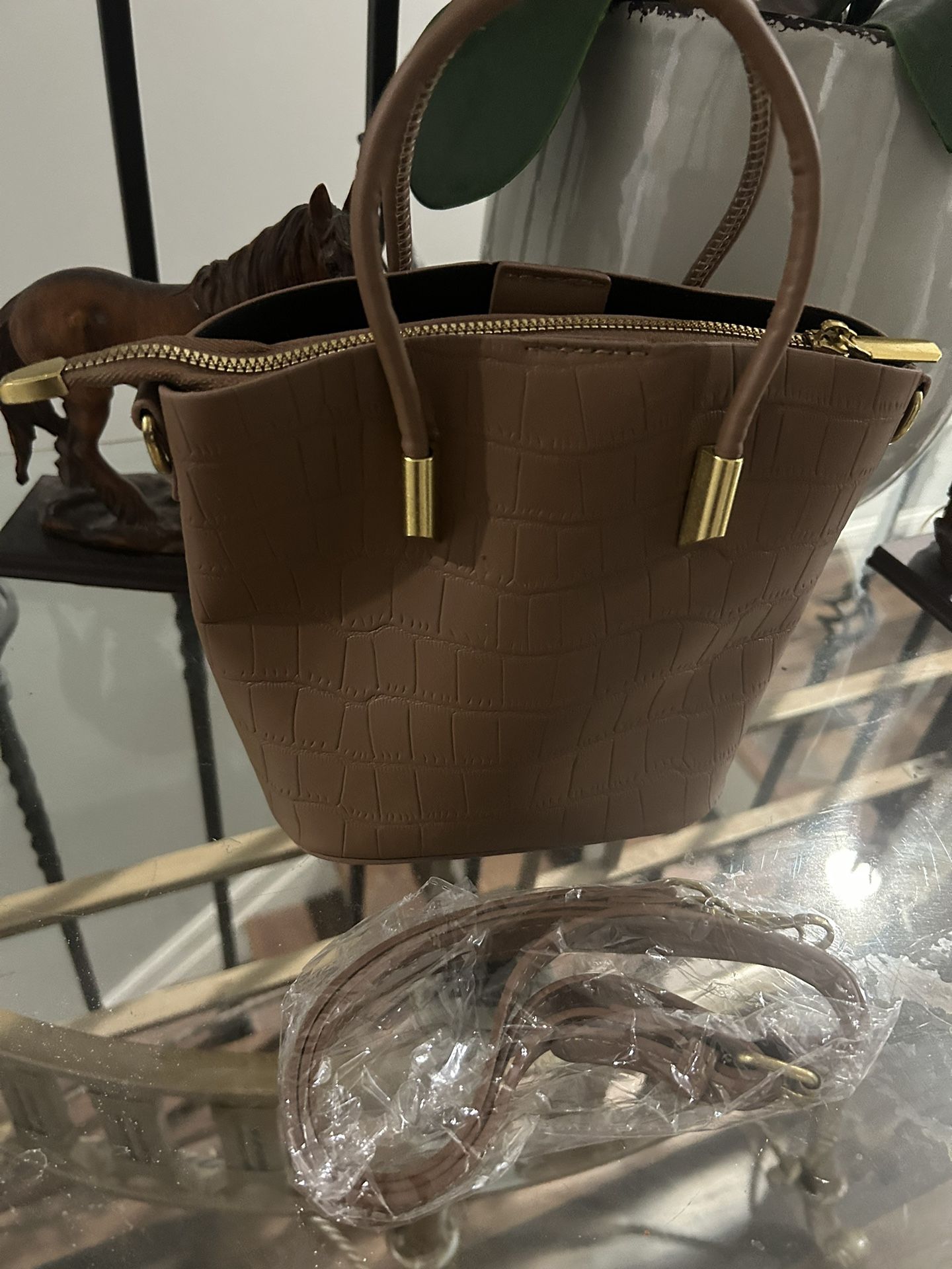 THE LEATHER MINI BUCKET BAG