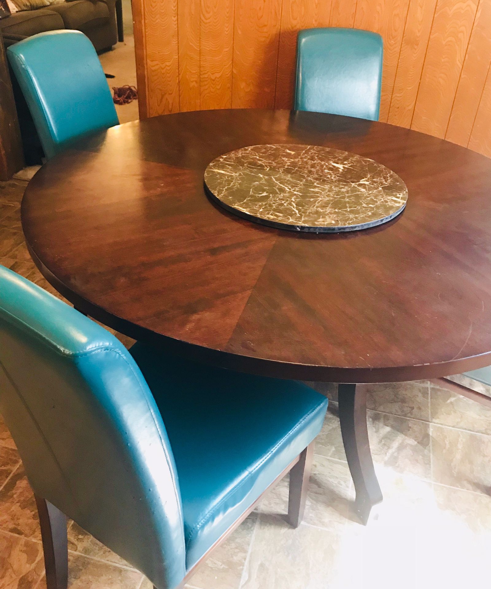 Round dining room table