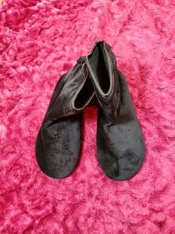 ISOTONER BLACK SLIPPER BOOTS!