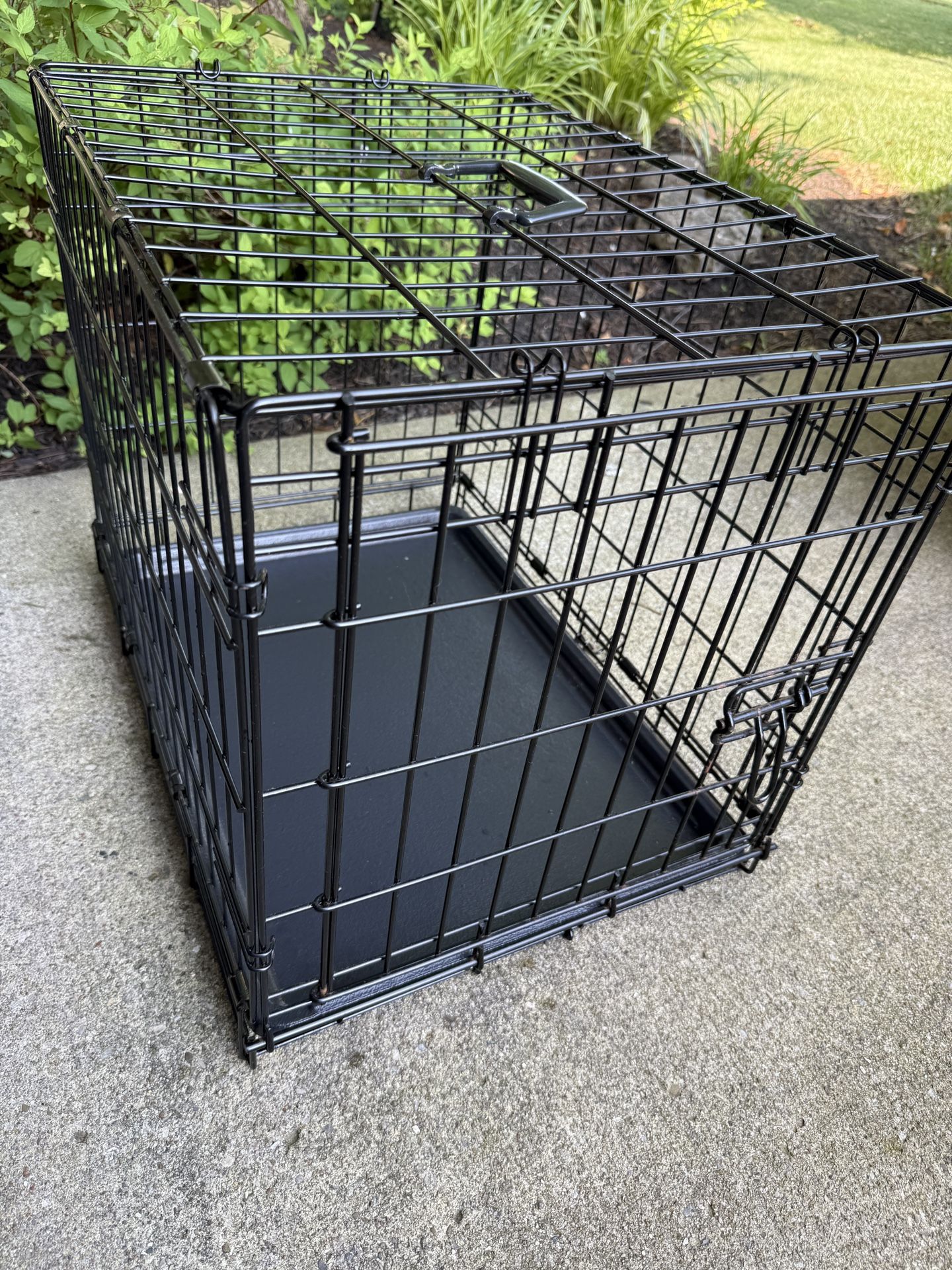 24x19x17” Dog Crate with Tray in great shape! Collapses flat easily!