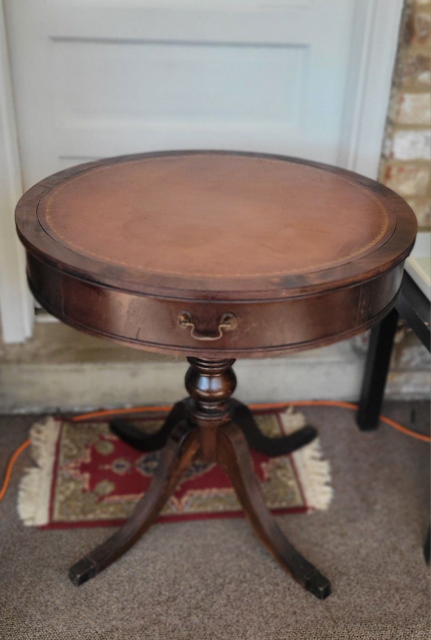 Antique Round TopTable 28x28
