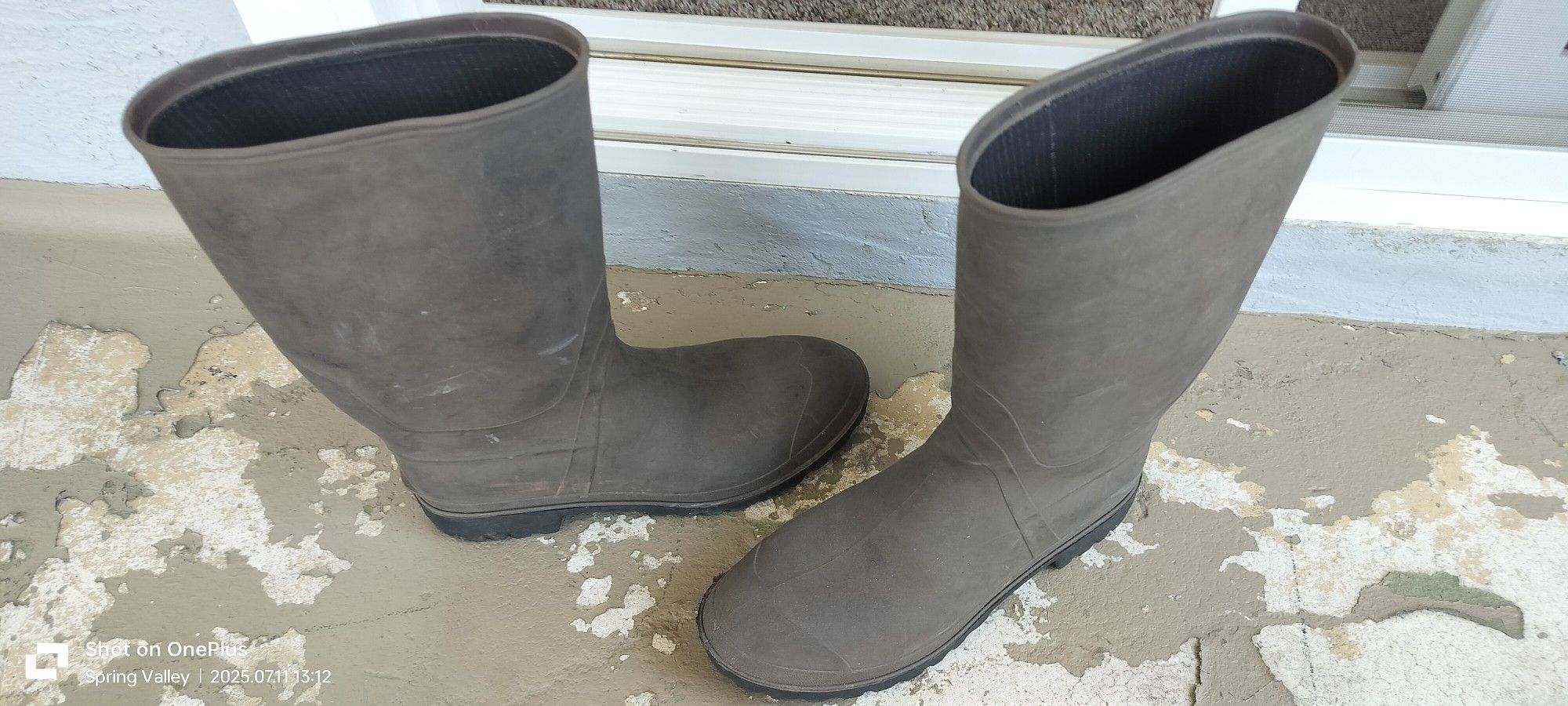 RUBBER BOOTS SIZE 10