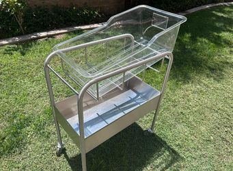 Hospital-Style Infant Bassinet with Clear Crib & Rolling Cart – Great Condition (Like New)