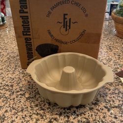 Pampered chef. Stoneware Fluted Pam