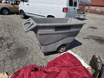 Rubbermaid Tilt Dump Truck