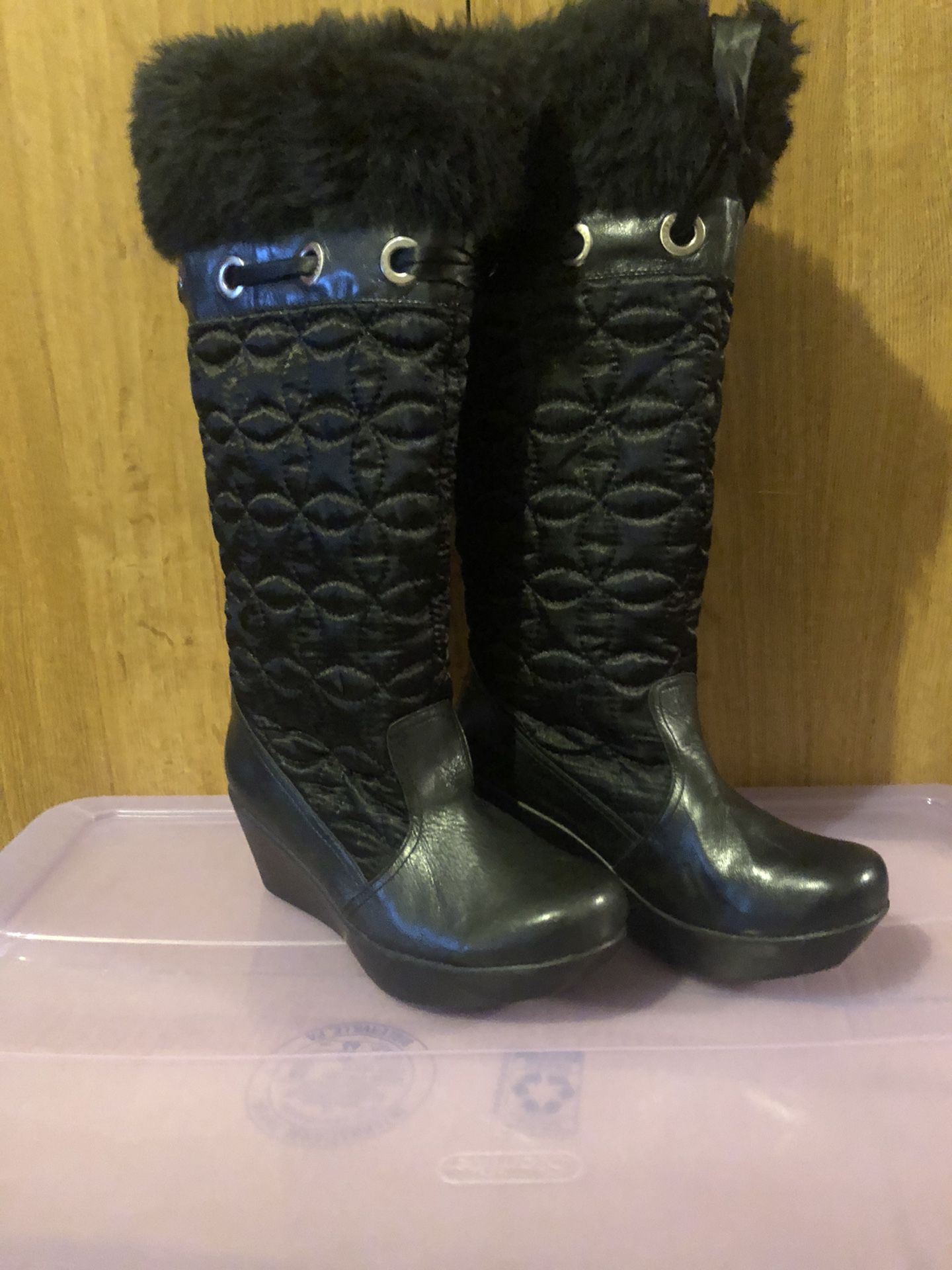 Women fur lined heeled boots size 7
