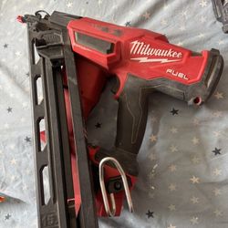 Milwaukee M18 FUEL 18-Volt Lithium-Ion Brushless Cordless Gen II 15-Gauge Angled Finish Nailer (Tool-Only
