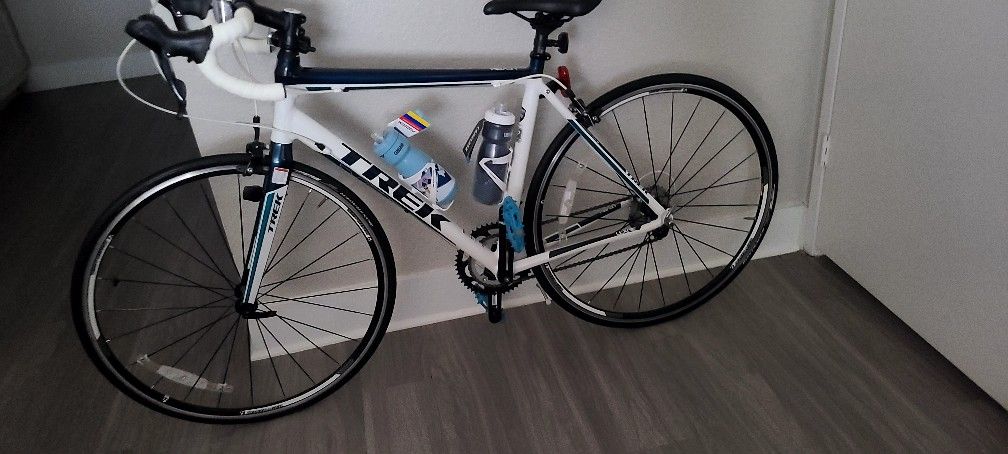 ROAD BIKE TREK SIZE M NEW 550 Obo