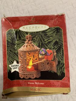 Hallmark keepsake lighted ornament. 1999 “Warm Welcome” 