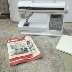 Viking Platinum 770 Husqvarna Computerized electric sewing machine. In very good used condition
