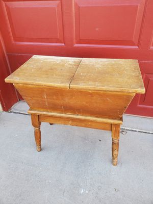 Photo Vintage Side Table with Folding/Removable Top
