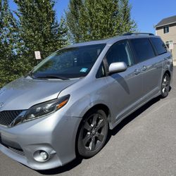 Toyota Sienna 2015 Silver 