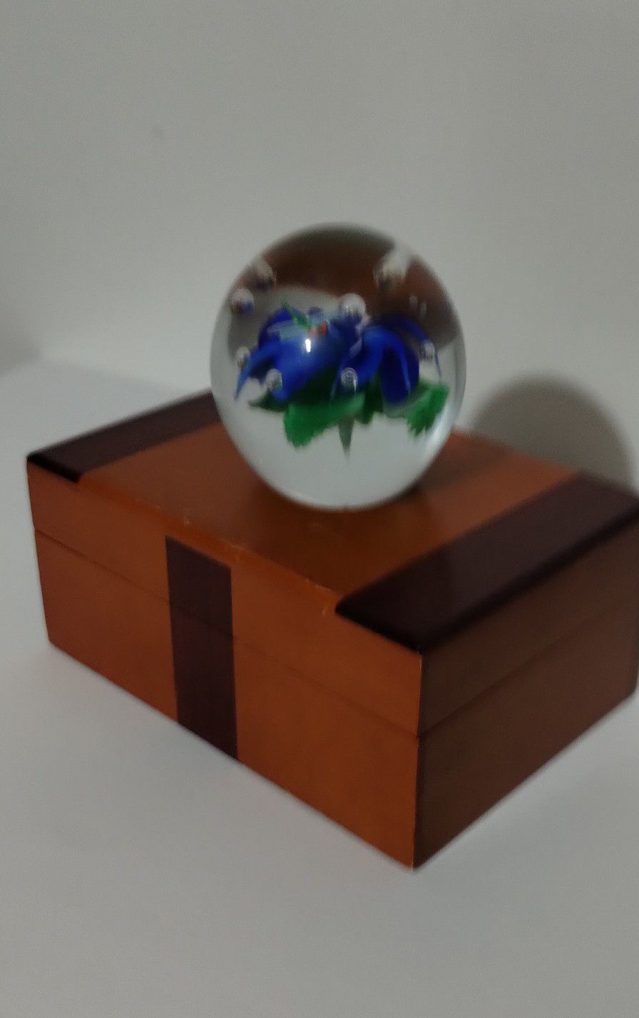 DYNASTY GALLERY ART GLASS PAPERWEIGHT 2.5"