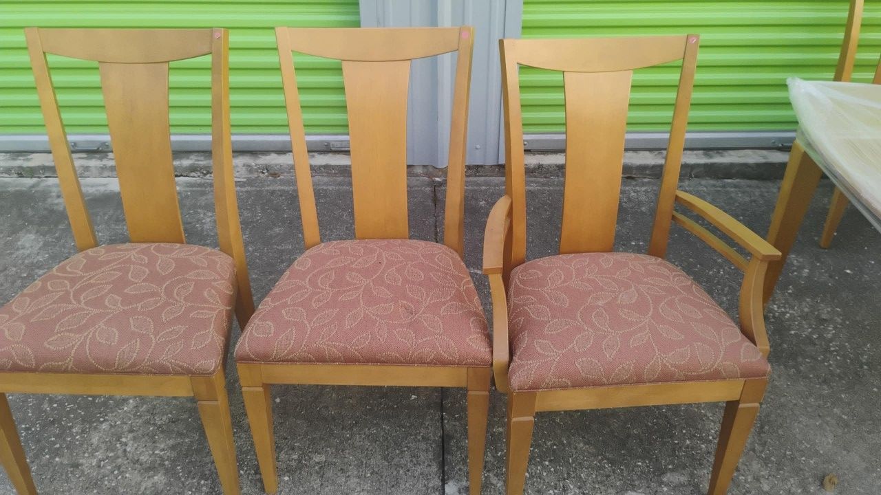 Ethan Allen Kitchen Dining Table With 8 Chairs & Has A Leaf To Extend The Table