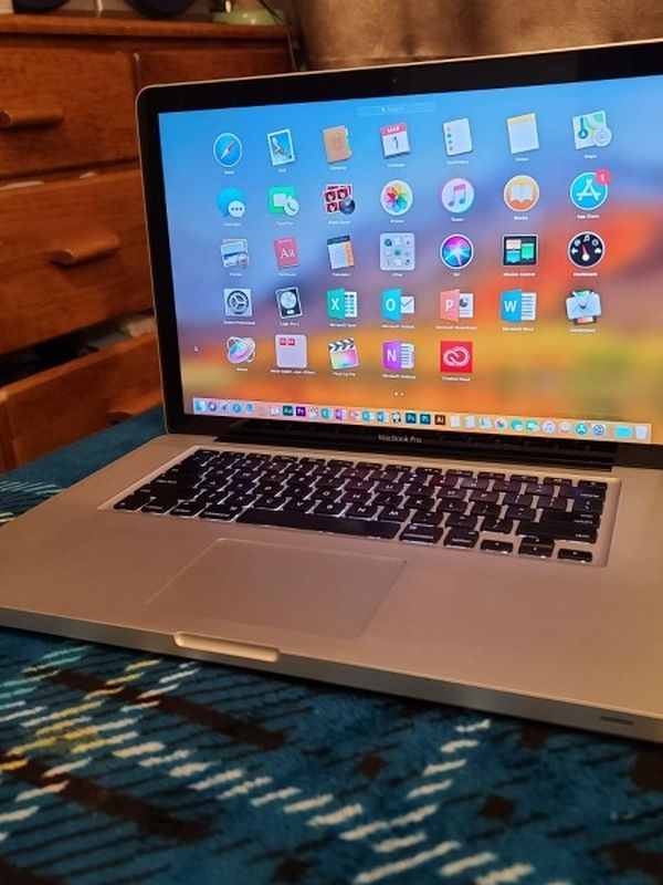Excellent 15 Inch Apple Macbook Pro Laptop Computer 2012 With Intel Core i7 Proccesor With Programs.